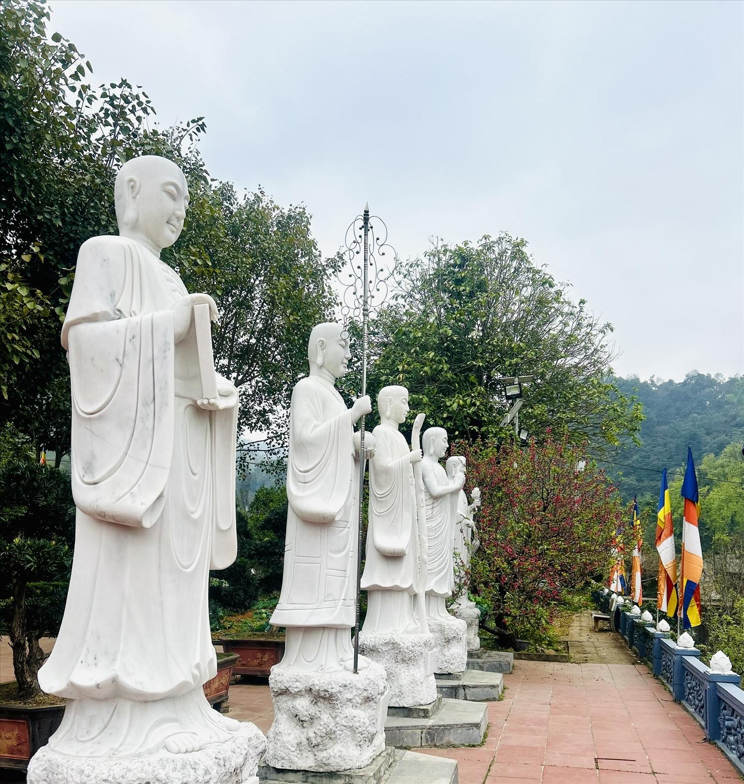 Hàng tượng Đại đệ tử của Đức phật Thích Ca bằng đá trắng Ngũ Hành Sơn, mỗi vị là hiện thân của các đức tính và đạo hạnh từ bi của Phật