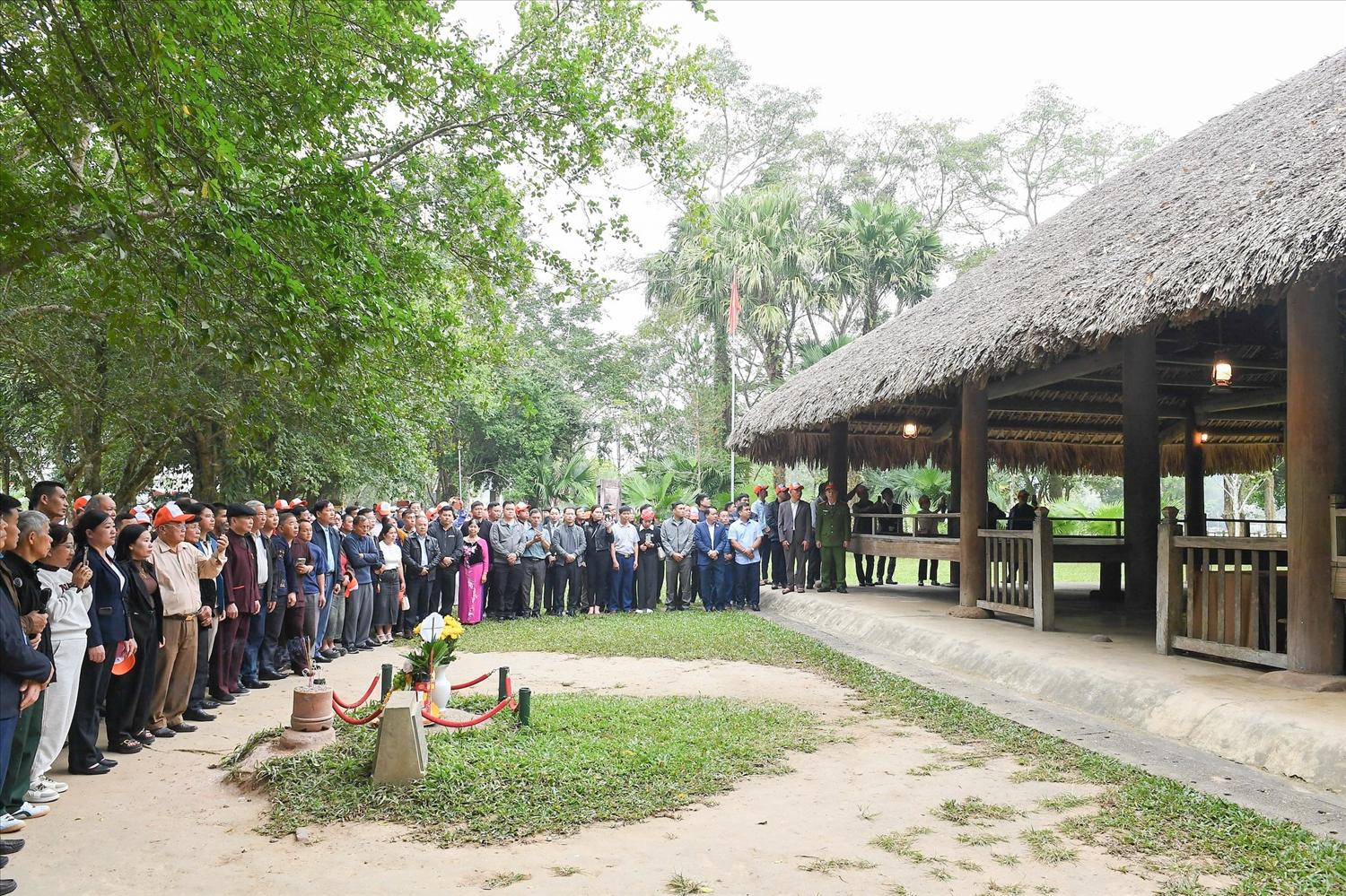 Đo&agrave;n đại biểu tham quan đ&igrave;nh T&acirc;n Tr&agrave;o