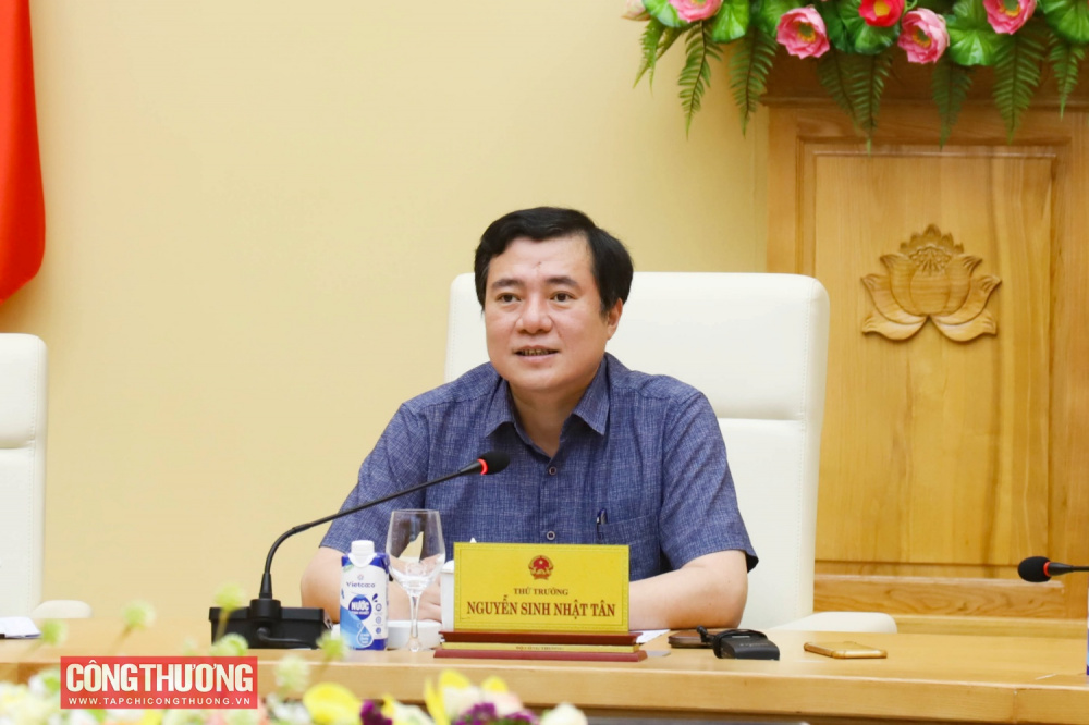 Thứ trưởng Nguyễn Sinh Nhật Tân