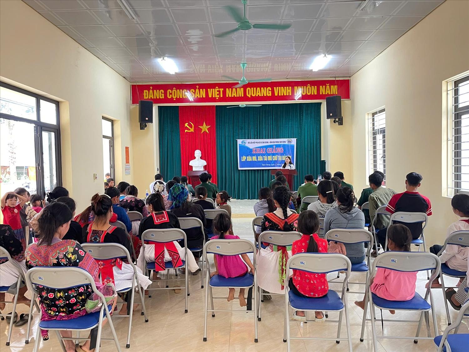 Lớp xóa mù chữ cho hội viên phụ nữ và Nhân dân vùng đồng bào dân tộc Mông ở xã Tam Chung Lớp xóa mù chữ cho hội viên phụ nữ và Nhân dân vùng đồng bào dân tộc Mông ở xã Tam Chung