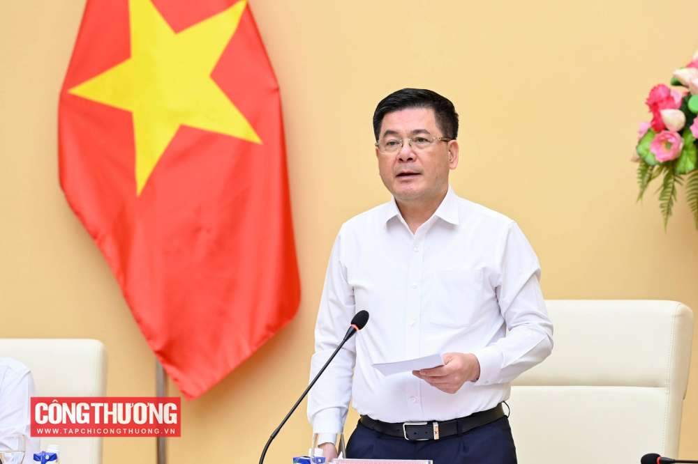 Để khắc phục những hạn chế nên trên và vượt qua các khó khăn, thách thức trong thời gian tới, góp phần thực hiện được mục tiêu tăng trưởng kinh tế 8,3 - 8,5% năm 2025 và mức 2 con số trong những năm sau, Bộ trưởng Bộ Công Thương đề nghị Lãnh đạo Sở Công Thương các tỉnh, thành phố; lãnh đạo các Chi cục Quản lý thị trường và các đơn vị thuộc Bộ tập trung thực hiện một số nhiệm vụ trọng tâm.