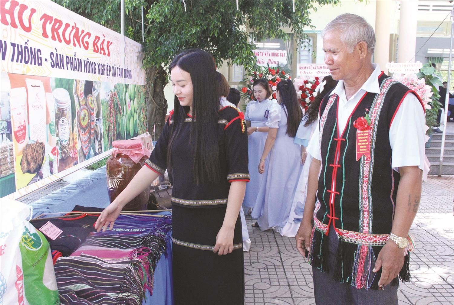 Đồng bào Ê Đê xã Cư Jút tích cực tham gia các phong trào thi đua, phát triển các sản phẩm tiểu biểu
