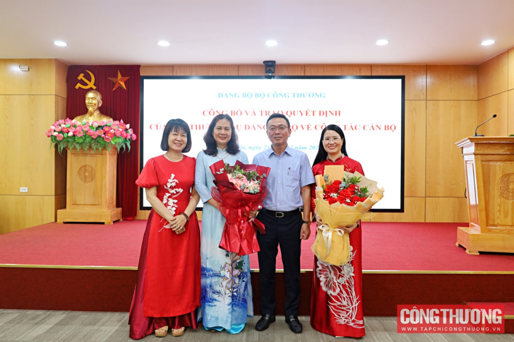  Lễ công bố và trao quyết định của Ban Thường vụ Đảng ủy Bộ Công Thương về công tác cán bộ