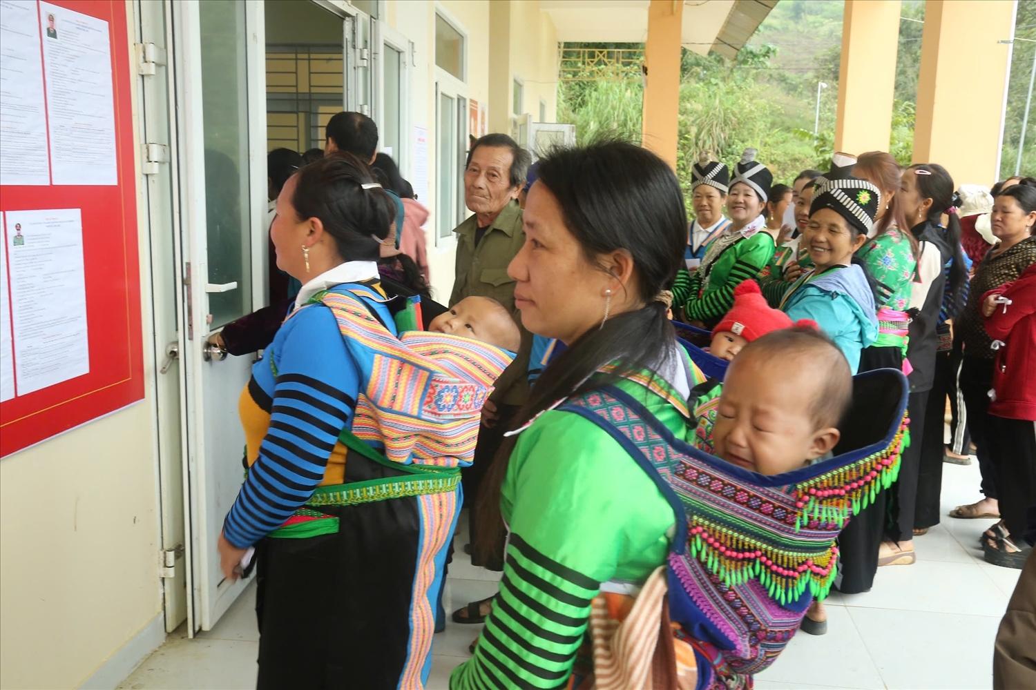 (Bài TS PV - ĐÃ BT) Ngày hội bầu cử gắn kết đồng bào các dân tộc, tôn giáo ở biên giới Nhi Sơn