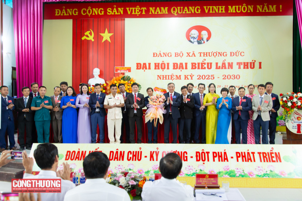 Ban Chấp hành Đảng bộ xã Thượng Đức ra mắt tại Đại hội