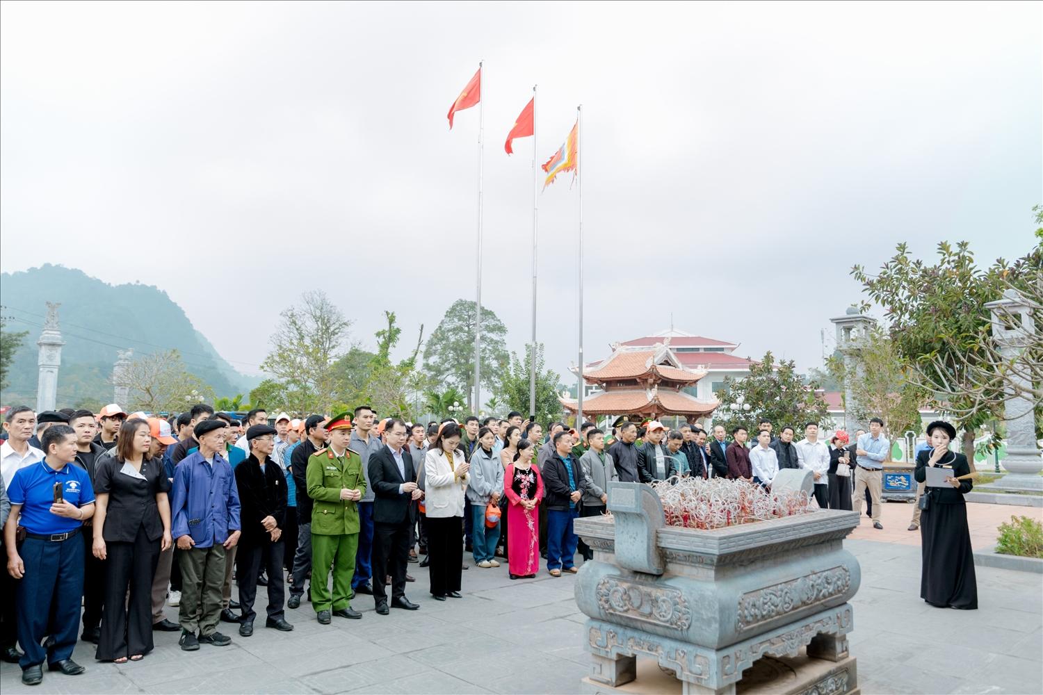 Đo&agrave;n đại biểu d&acirc;ng hương tại Khu tưởng niệm Chủ tịch Hồ Ch&iacute; Minh v&agrave; c&aacute;c vị tiền bối c&aacute;ch mạng