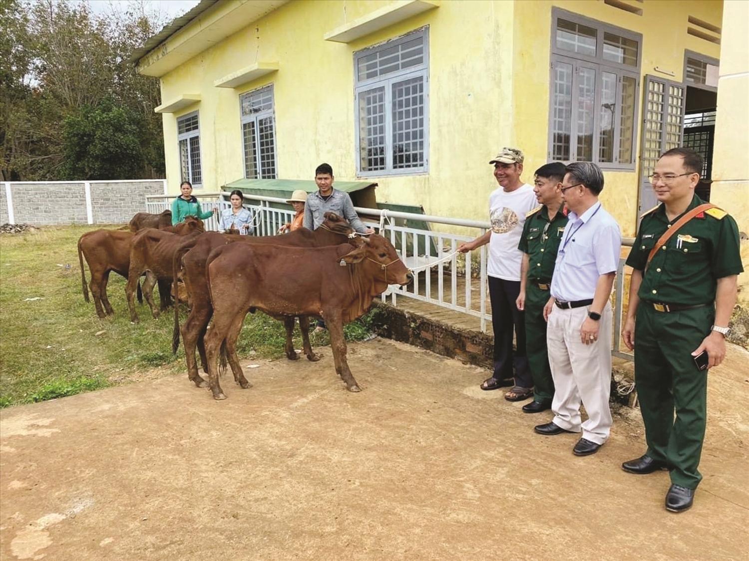 Trao b&ograve; giống cho đồng b&agrave;o DTTS x&atilde; bi&ecirc;n giới B&ugrave; Gia Mập, tỉnh Đồng Nai