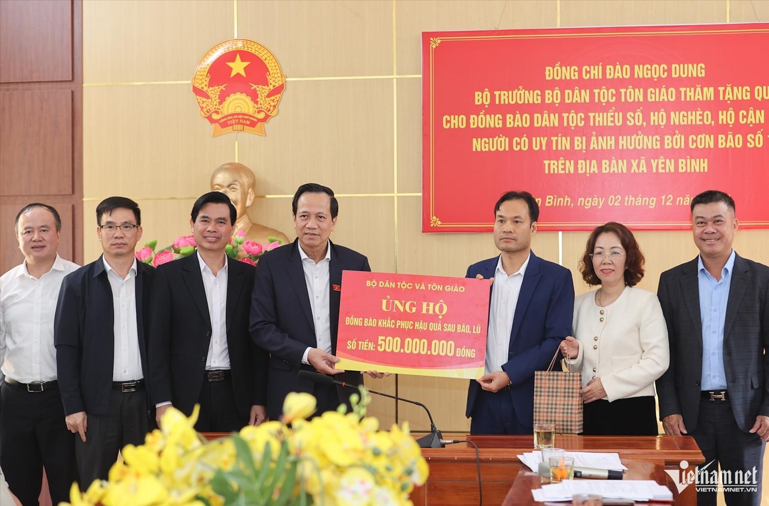 Bộ trưởng Bộ Dân tộc và Tôn giáo trao kinh phí ủng hộ đồng bào khắc phục hậu quả mưa lũ. Ảnh: Lê Anh Dũng