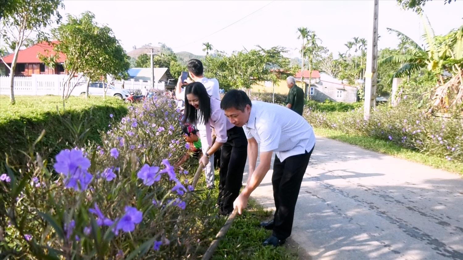 C&aacute;n bộ v&agrave; người d&acirc;n Linh Sơn chung tay vệ sinh m&ocirc;i trường, x&acirc;y dựng n&ocirc;ng th&ocirc;n xanh &ndash; sạch &ndash; đẹp.