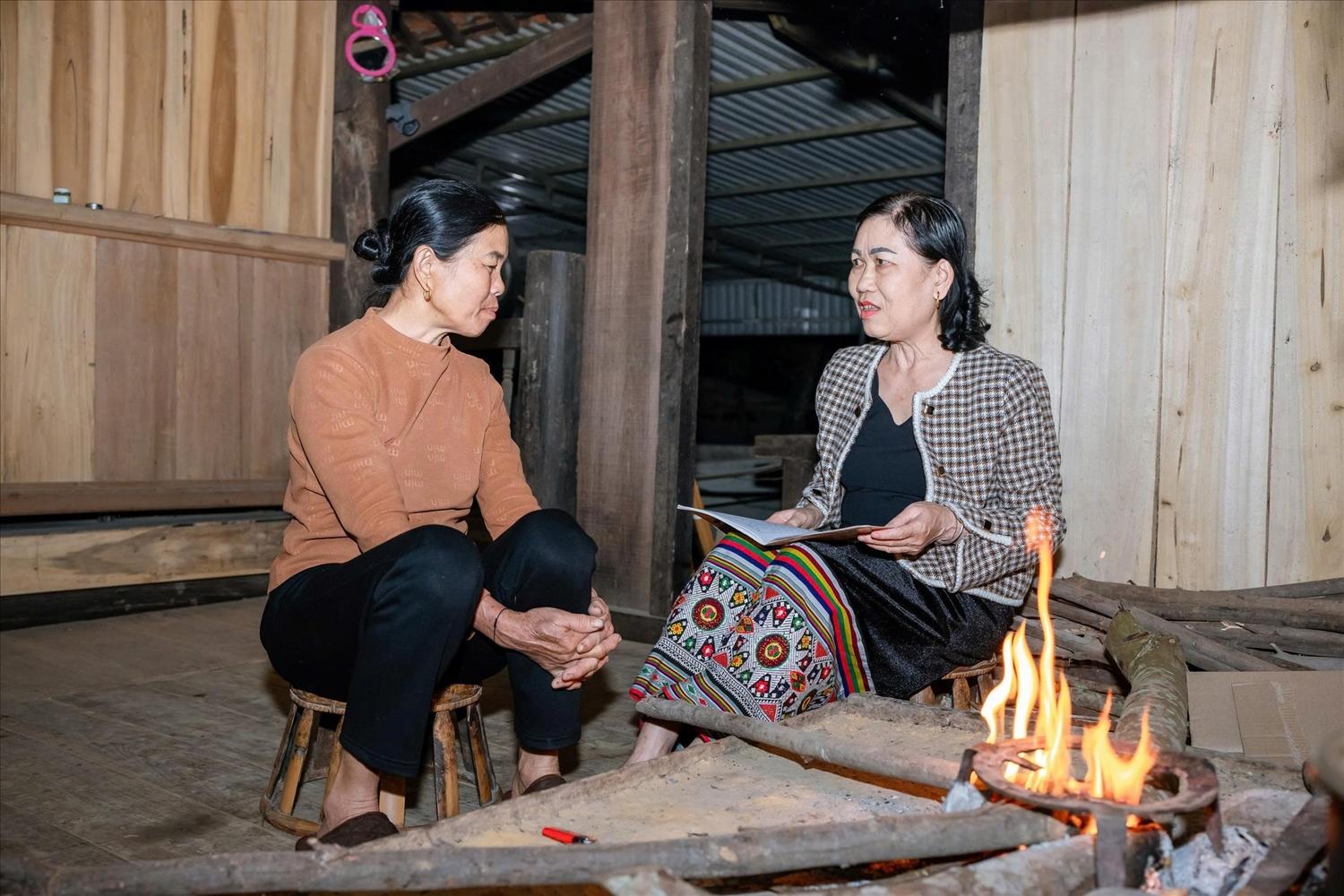 Bí thư Chi bộ Sầm Thị Lan thường xuyên đến thăm các gia đình trong bản Kiềng để sớm nắm bắt các tâm tư kịp thời tháo gỡ - Ảnh: Lương Nga