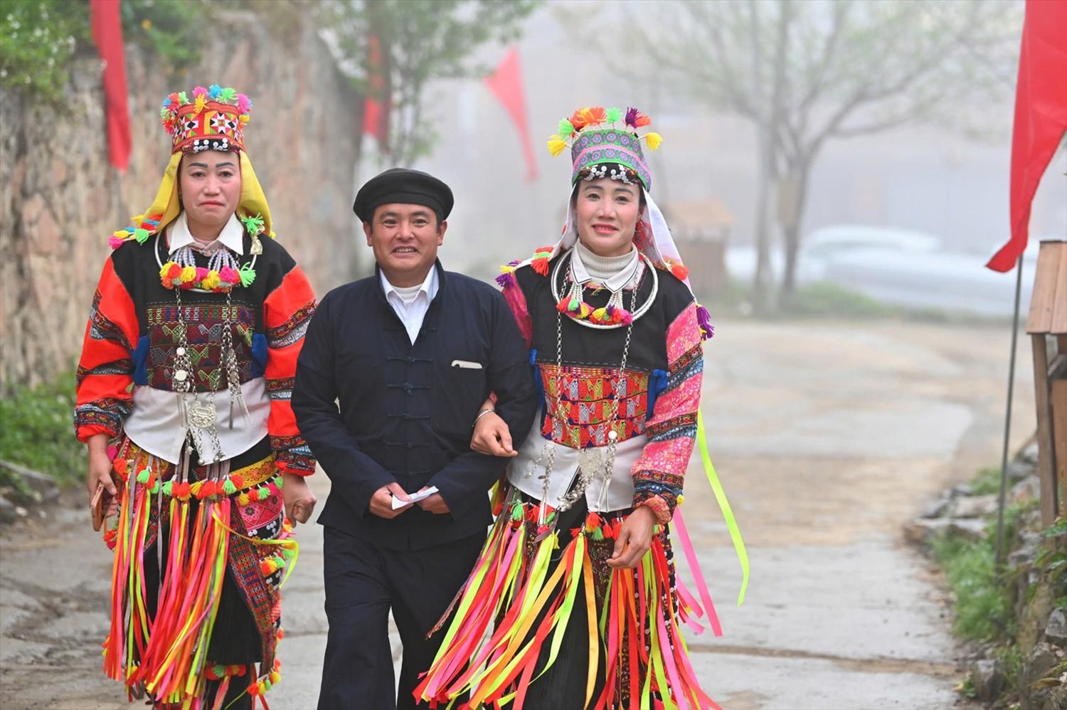 Nhiều cử tri đã đi bộ 5 - 6 km, vượt qua những con dốc đá cheo leo để kịp có mặt tại điểm bầu cử từ rất sớm. 