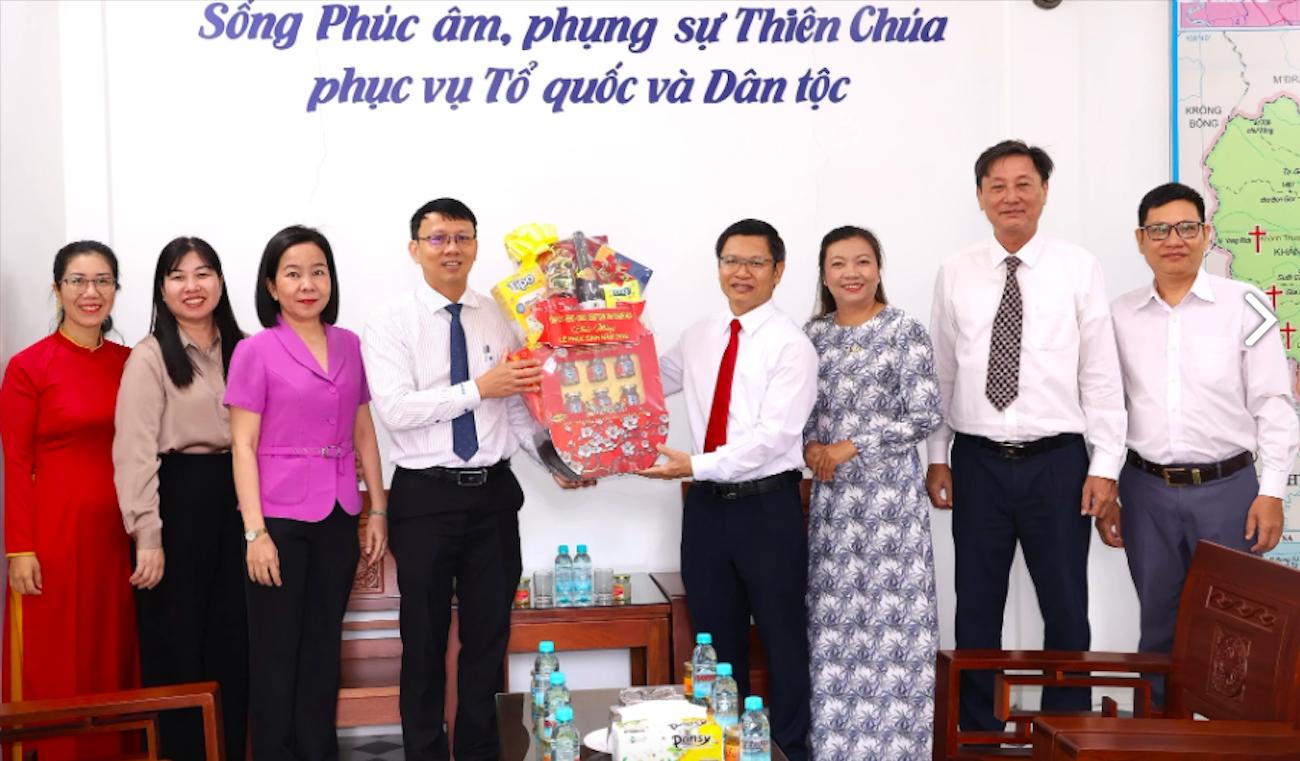 Ông Nguyễn Thanh Hà, Phó Chủ tịch UBND tỉnh Khánh Hòa (thứ 4 từ trái sang) chúc mừng Ban Đại diện Hội thánh Tin Lành Việt Nam (miền Nam) tỉnh Khánh Hòa. (Ảnh: M.P)