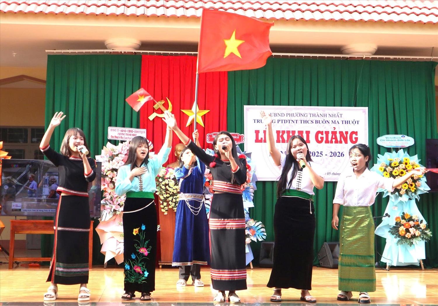 Ngoài học kiến thức, học sinh DTTS trong các trường dân tộc nội trú còn giao dục giữ gìn bản sắc văn hóa