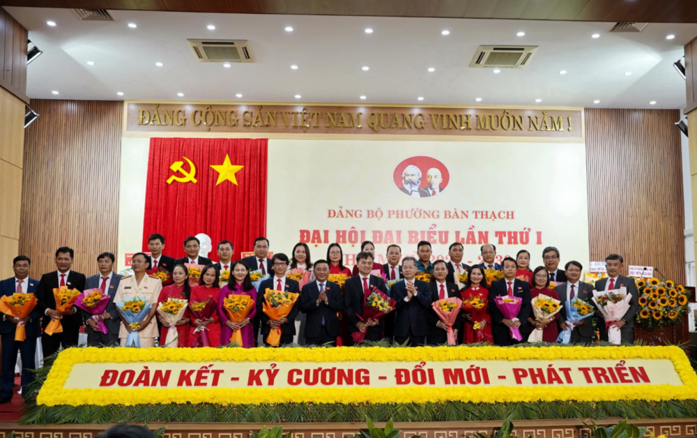 Ban Chấp hành Đảng bộ phường Bàn Thạch nhiệm kỳ 2025-2030 ra mắt tại đại hội.