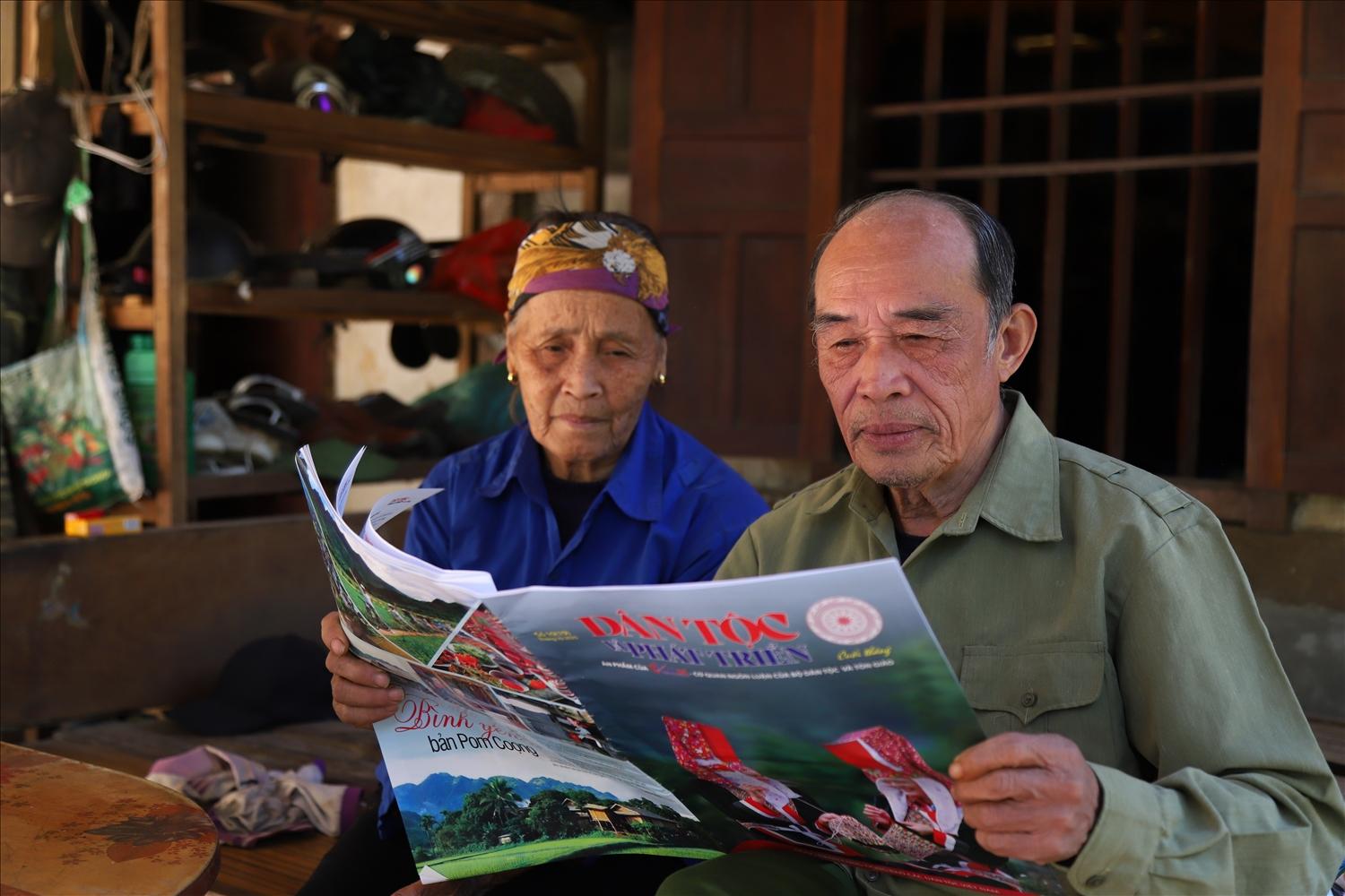 Người có uy tín Hoàng Văn Sang tìm hiểu thông tin trên báo để tuyên truyền vận động cho người dân trong thôn Người có uy tín Hoàng Văn Sang tìm hiểu thông tin trên báo để tuyên truyền vận động cho người dân trong thôn