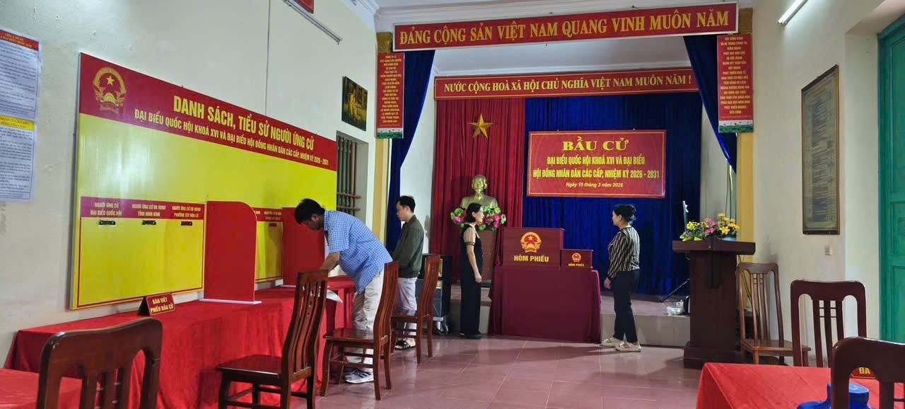 Cán bộ phường Tây Hoa Lư rà soát công tác trang trí, niêm yết danh sách ứng cử viên tại khu vực bỏ phiếu.