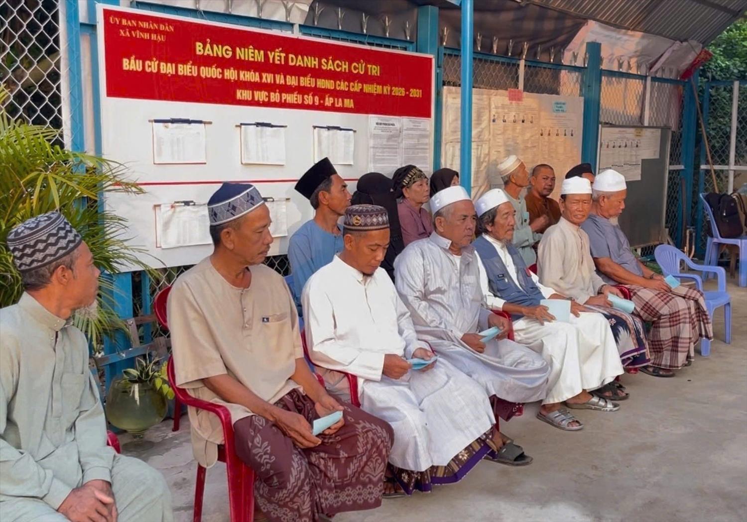 Đồng bào dân tộc Chăm tại xã Vĩnh Hậu, tỉnh An Giang, trong ngày hội toàn dân đi bầu cử đại biểu Quốc hội khóa XVI và đại biểu HĐND các cấp, vào ngày 15/3, gửi gắm nhiều kỳ vọng vào lá phiếu