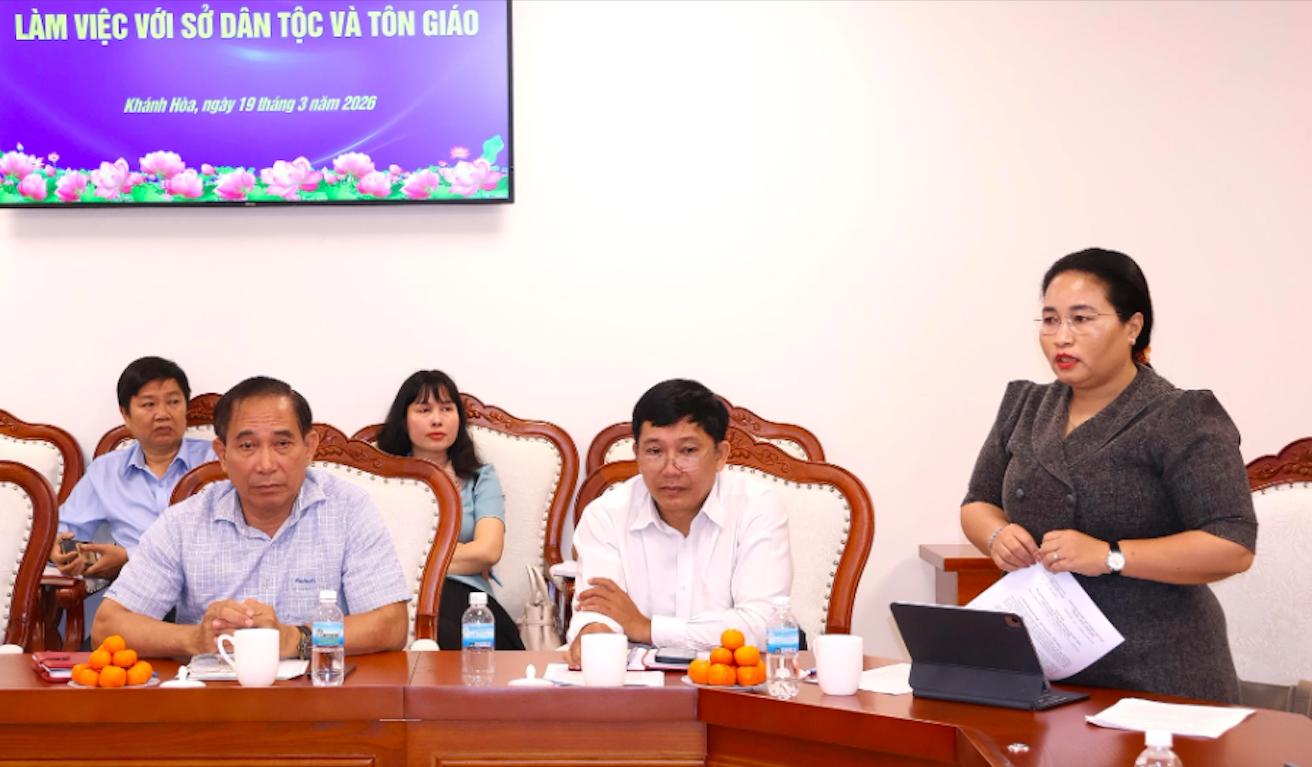 Đồng chí Chamaléa Thị Thủy, Giám đốc Sở Dân tộc và Tôn giáo tỉnh báo cáo tại buổi làm việc. (Ảnh: M.P)