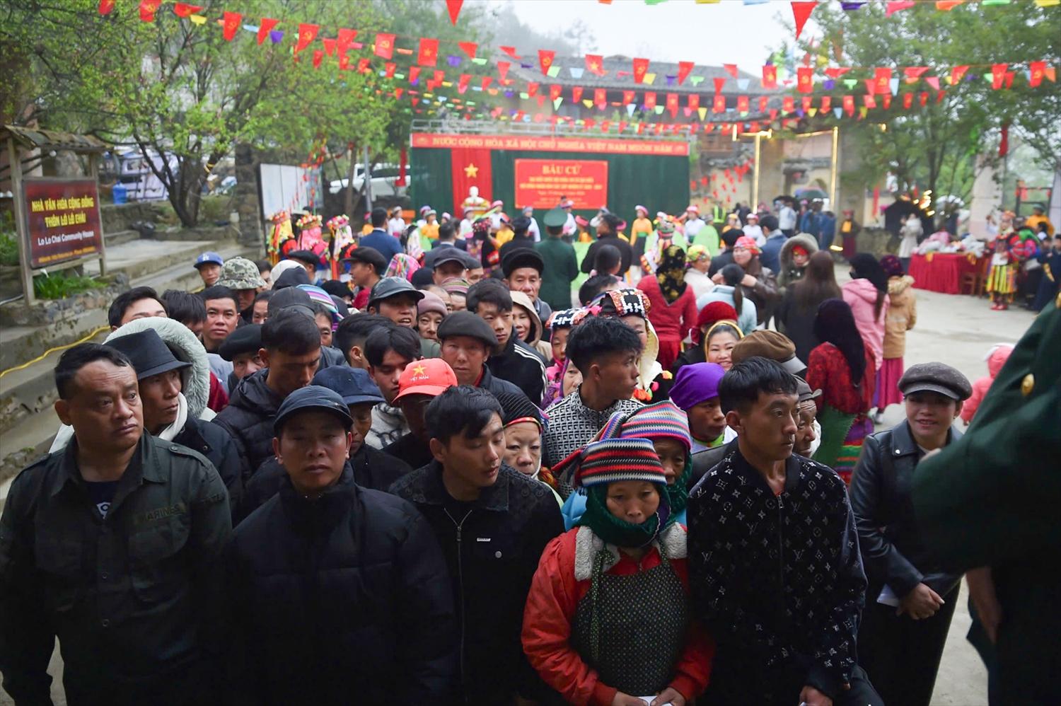 Trong niềm vui chung ấy, đồng bào các dân tộc xã Lũng Cú đều bày tỏ sự tin tưởng, kỳ vọng vào những đại biểu được lựa chọn lần này sẽ tiếp tục quan tâm, lắng nghe và có nhiều quyết sách thiết thực để phát triển kinh tế – xã hội, nâng cao đời sống cho người dân vùng cao, đặc biệt là đồng bào các DTTS nơi địa đầu Tổ quốc.