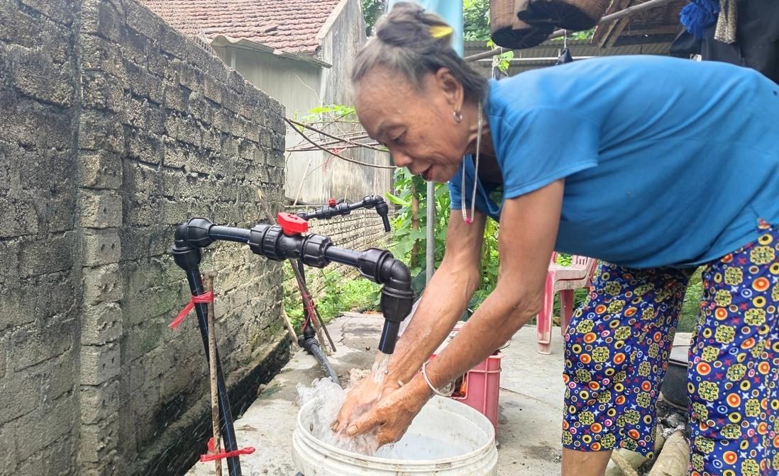 Bà Lô Thị Hòa ở xóm Khe Sơn, xã Tiên Đồng phấn khởi: Nhờ có công trình nước được đầu tư, bà con đỡ khổ hơn rồi