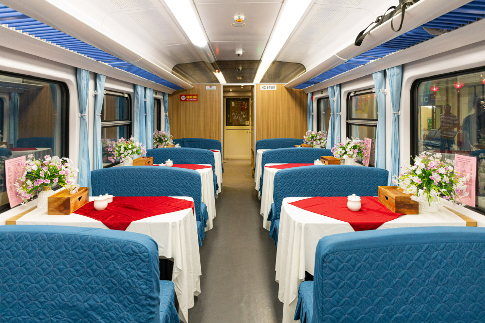 Chính thức khai trương đoàn tàu khách cao cấp JQB1/JQB2 trên tuyến Hà Nội - Đồng Hới