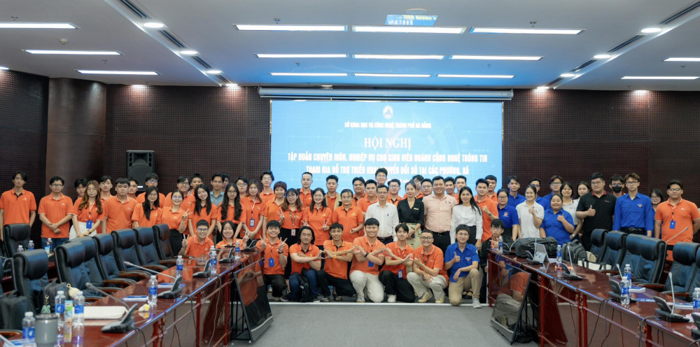 Các sinh viên được tập huấn trước khi tham gia hỗ trợ