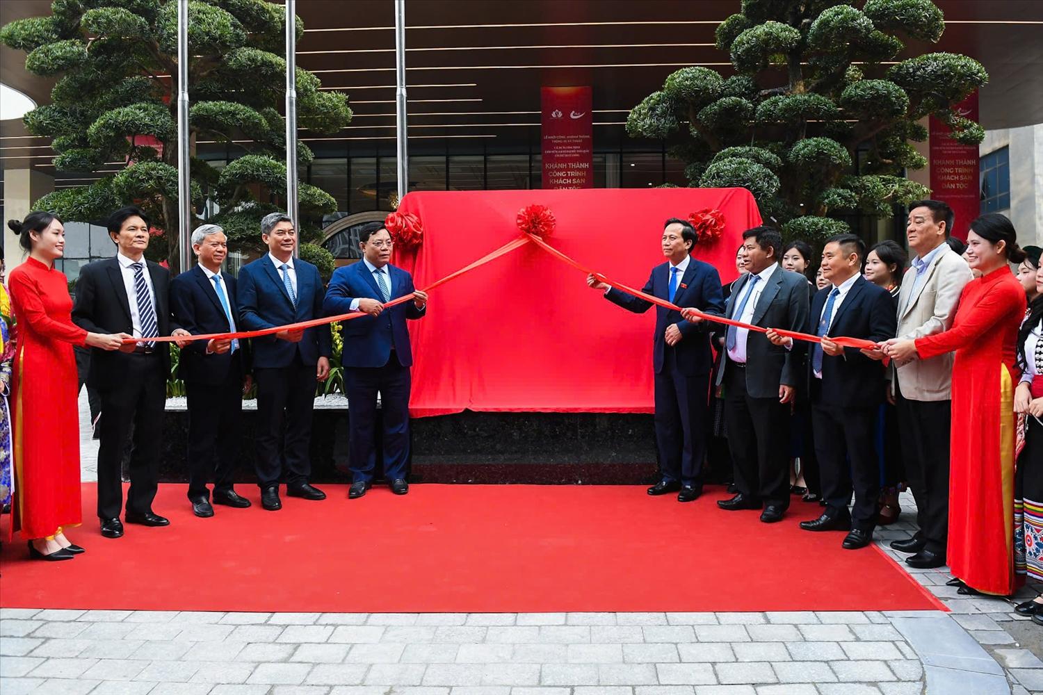 Bộ trưởng Đào Ngọc Dung và các đại biểu thực hiện nghi thức gắn biển công trình Khách sạn Dân tộc 