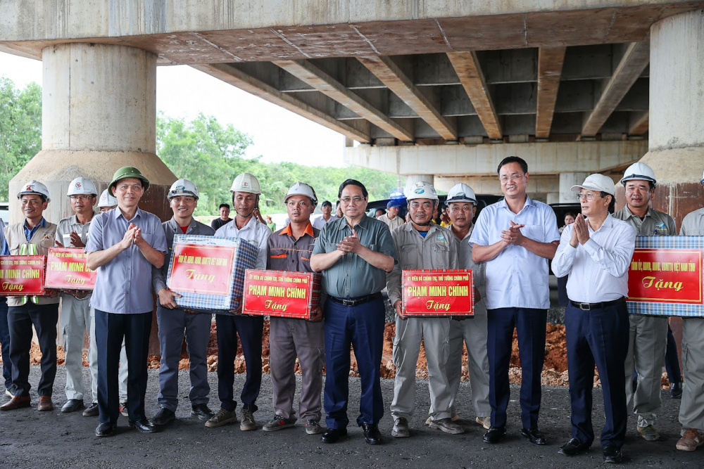 Thủ tướng tặng quà, động viên cán bộ, kỹ sư, công nhân, người lao động - Ảnh: VGP/Nhật Bắc