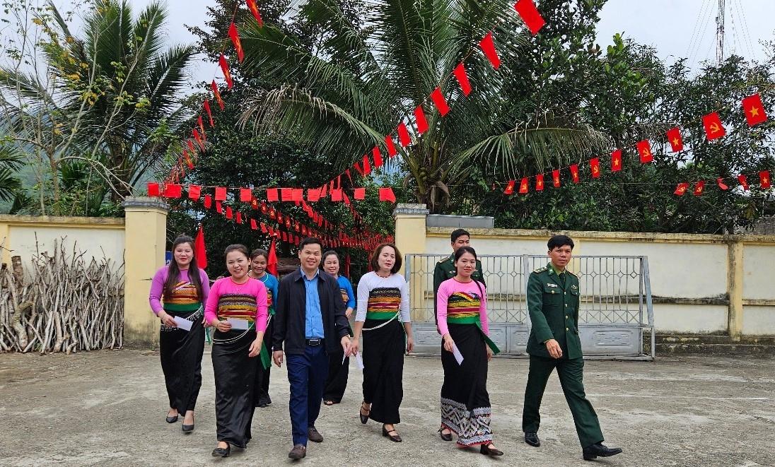 Trong không khí phấn khởi của ngày hội toàn dân, Cử tri và cán bộ xã Hiền Kiệt(Thanh Hóa) rạng rỡ tiến vào khu vực bỏ phiếu để thực hiện quyền và nghĩa vụ công dân. (Ảnh Quỳnh Trâm)