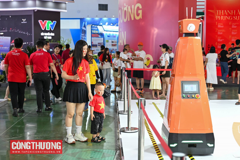 Các robot được giới thiệu tại triển lãm gồm robot tự động ứng dụng trong nhà máy Thủy điện Sơn La và Lai Châu; 27.	Robot tự hành công nghiệp AMR Pallet Mover + Robot tự hành công nghiệp AMR 250 của Phenikaa-X