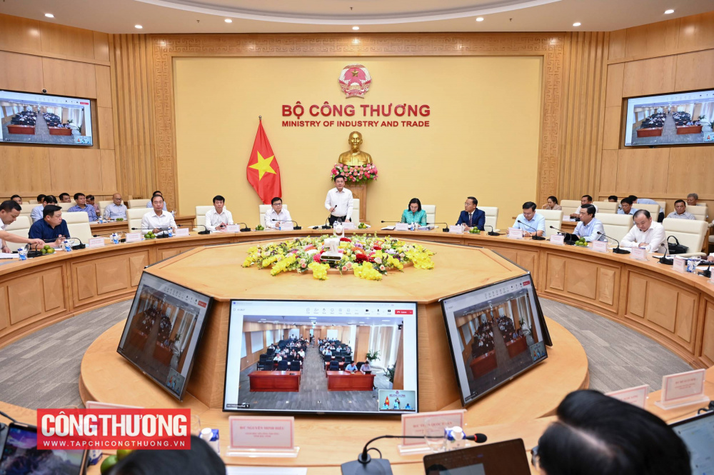 Chiều 30/7/2025, tại Hà Nội, Bí thư Đảng ủy, Bộ trưởng Bộ Công Thương Nguyễn Hồng Diên chủ trì Hội nghị làm việc giữa Ban Thường vụ, Lãnh đạo Bộ với Giám đốc Sở Công Thương và Chi cục trưởng quản lý thị trường các tỉnh, thành phố trực thuộc Trung ương