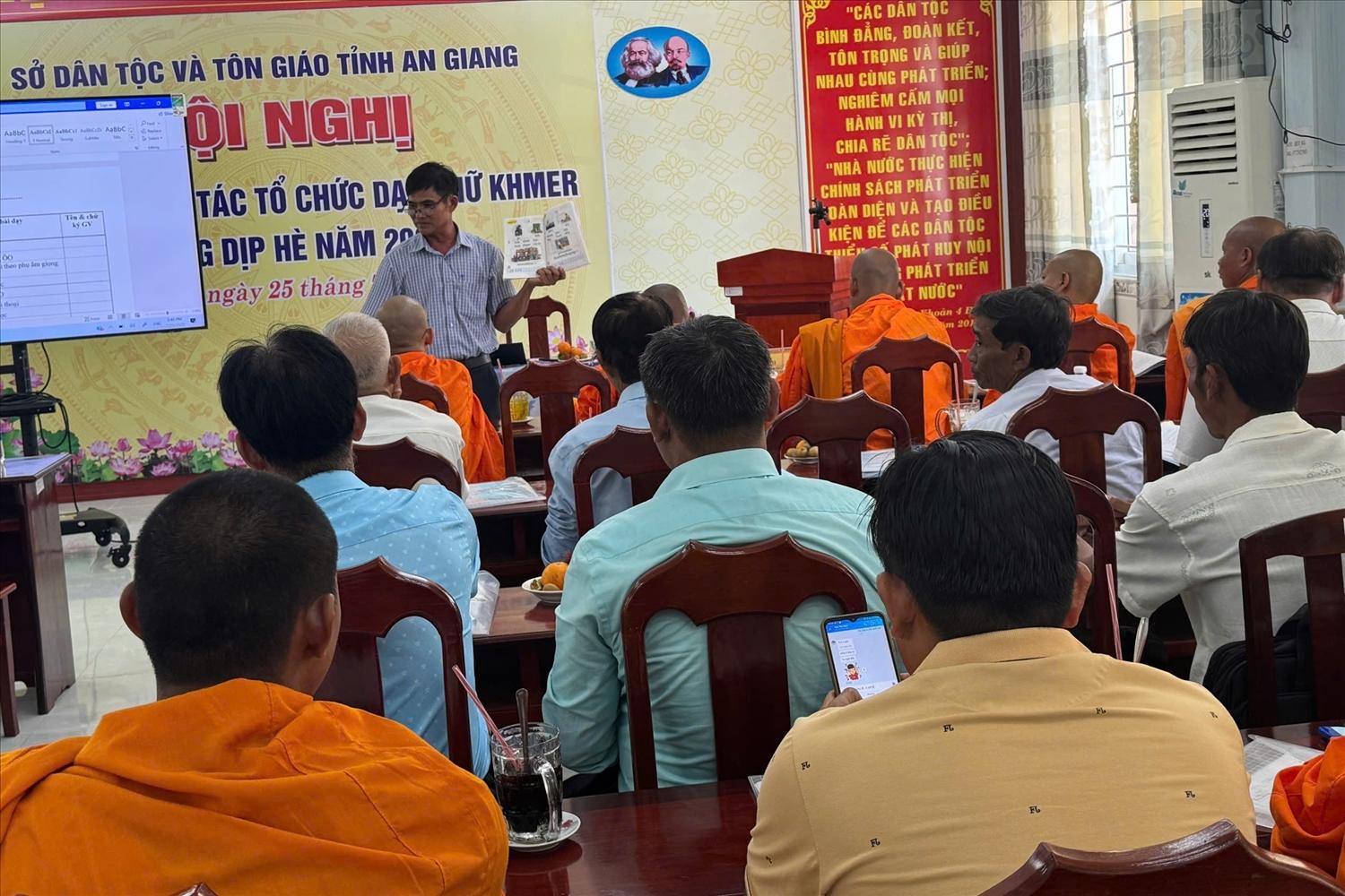 Sở Dân tộc và Tôn giáo thường xuyên tổ chức Hội nghị tập huấn và chia sẻ kinh nghiệm về tổ chức học và dạy chữ Khmer nhân dịp hè Sở Dân tộc và Tôn giáo tỉnh An Giang thường xuyên tổ chức Hội nghị tập huấn và chia sẻ kinh nghiệm về tổ chức học và dạy chữ Khmer nhân dịp Hè.