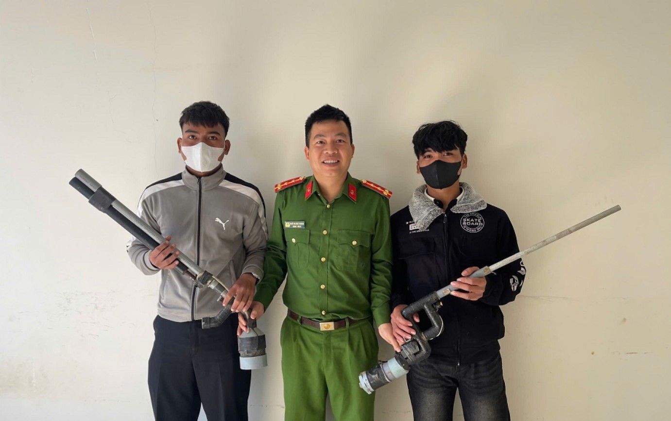 Người dân tự nguyện đến Công an phường Cư Bao giao nộp vũ khí, vật liệu nổ. (Ảnh: Công an cung cấp) Người dân tự nguyện đến Công an phường Cư Bao giao nộp vũ khí, vật liệu nổ. (Ảnh: Công an cung cấp)
