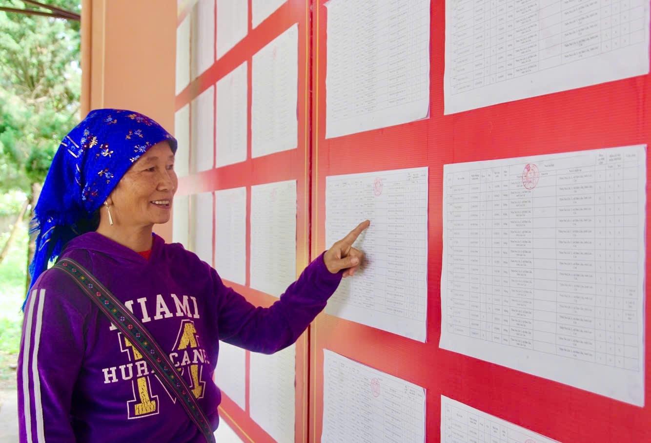 Bà Sùng Thị Ly đến điểm bỏ phiếu tại Tổ bầu cử số 1 để tìm hiểu thêm thông tin (Ảnh Trọng Bảo) Bà Sùng Thị Ly đến điểm bỏ phiếu tại Tổ bầu cử số 1 để tìm hiểu thêm thông tin (Ảnh Trọng Bảo)