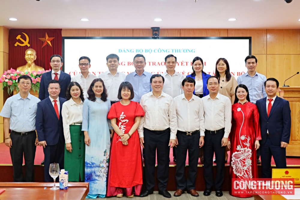  Lễ công bố và trao quyết định của Ban Thường vụ Đảng ủy Bộ Công Thương về công tác cán bộ