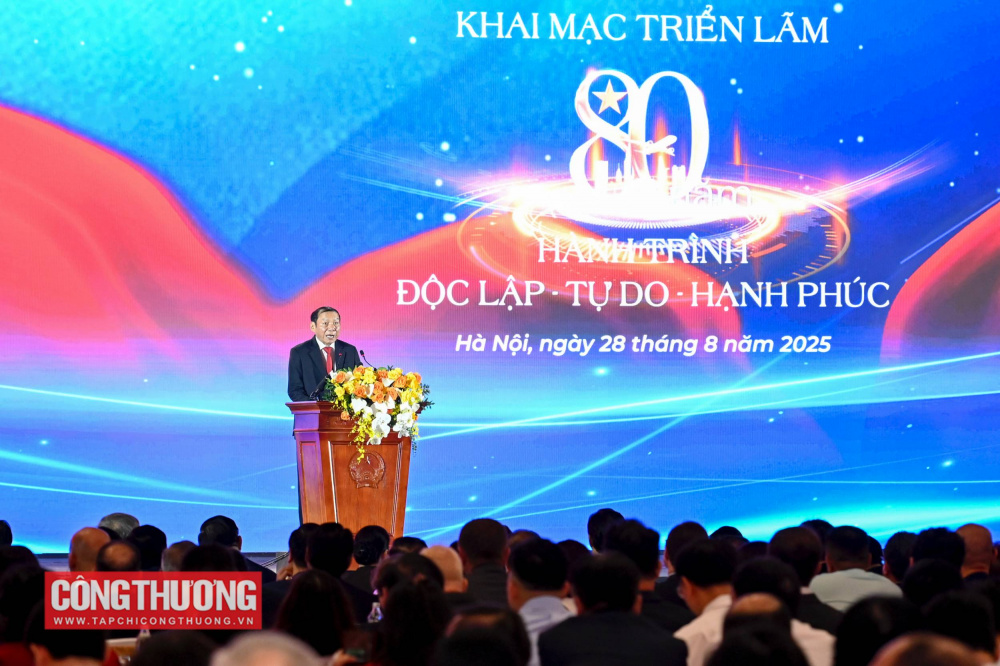 Bộ trưởng Bộ Văn hóa, Thể thao và Du lịch Nguyễn Văn Hùng phát biểu tại Lễ khai mạc Triển lãm