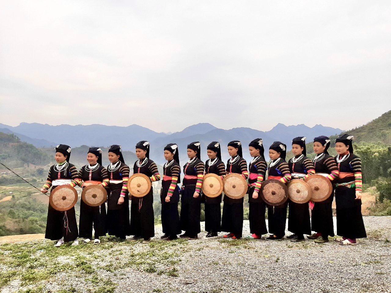 Dân tộc Lô Lô ở Cao Bằng có nền văn hóa phong phú độc đáo: Từ trang phục, các làn điệu dân ca, dân vũ, nghề truyền thống, ẩm thực đến phong tục, tập quán cưới hỏi, lễ hội, nghi lễ đặc sắc.