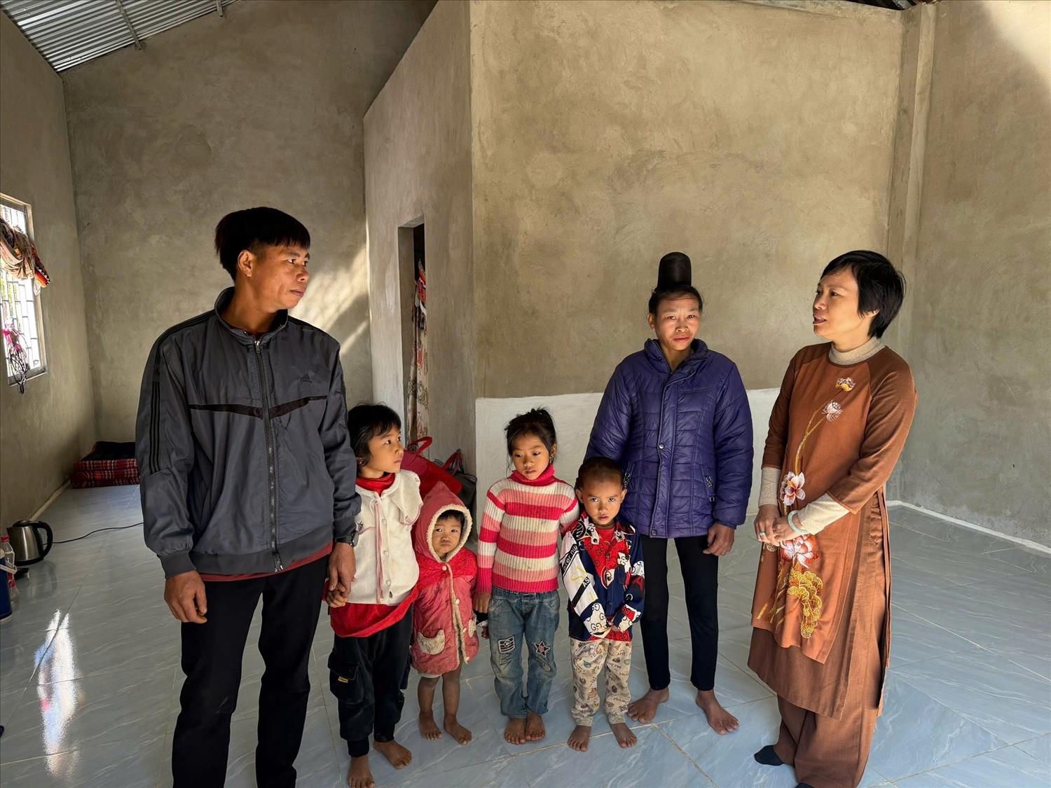 Chị Lê Thị Ninh (đứng ngoài cùng bên phải) là một trong những phật tử tích cực tham gia các hoạt động thiện nguyện Chị Lê Thị Ninh (đứng ngoài cùng bên phải) là một trong những phật tử tích cực tham gia các hoạt động thiện nguyện