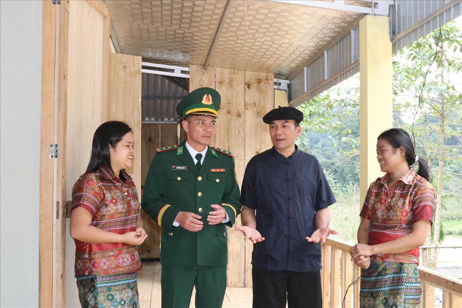 Bí thư Chi bộ bản Giàng 2, ông Nguyễn Văn Hoàn cùng cán bộ, chiến sĩ Bộ đội Biên phòng trao đổi với người dân về công tác tạo nguồn, bồi dưỡng và phát triển đảng viên tại cơ sở.