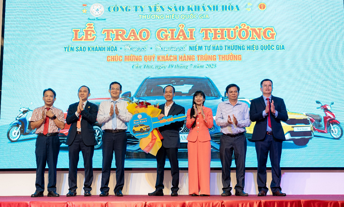 Khách hàng trúng thưởng ô tô trong chương trình tri ân của Yến sào Khánh Hoà