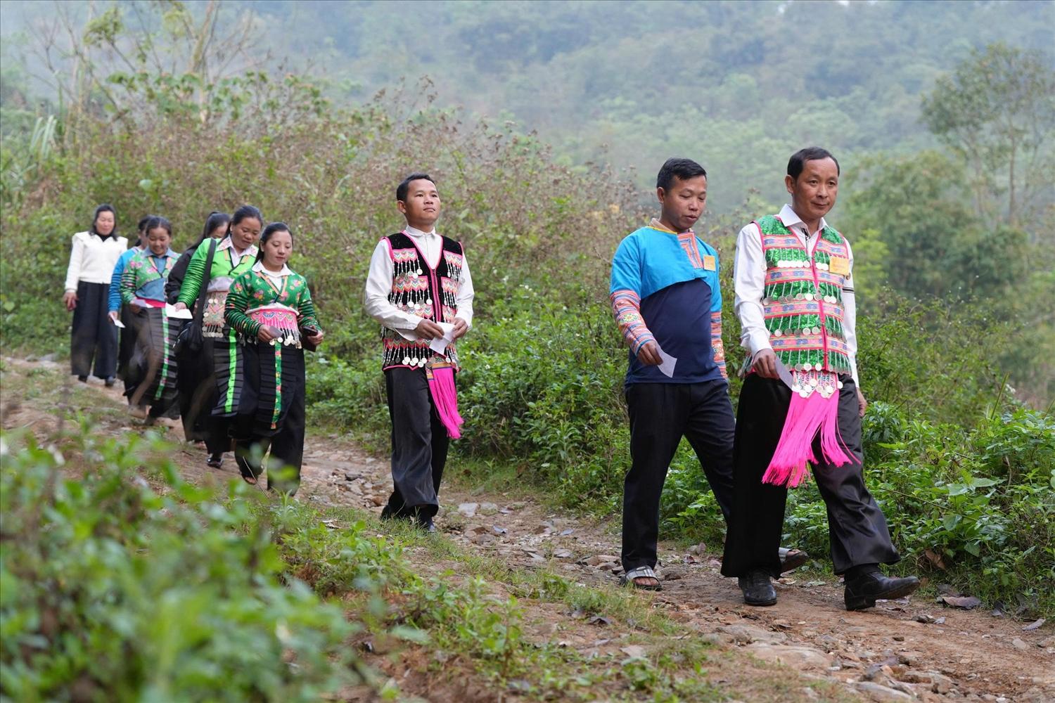Đồng bào người Mông trong trang phục truyền thống đến khu vực bỏ phiếu tại xã biên giới Nhi Sơn. (ảnh Quỳnh Trâm)