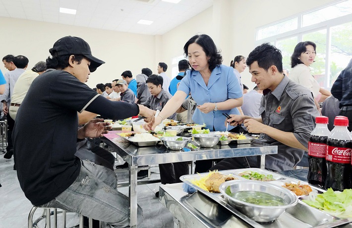 bữa cơm công đoàn