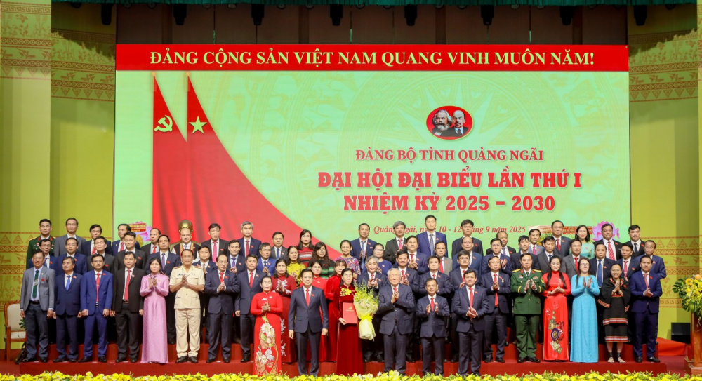 Phó Thủ tướng Thường trực Chính phủ Nguyễn Hòa Bình tặng hoa chúc mừng Ban Chấp hành Đảng bộ tỉnh Quảng Ngãi, nhiệm kỳ 2025 - 2030