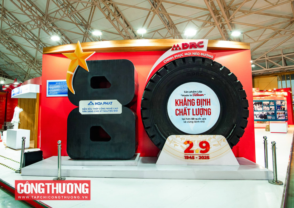 Lốp đặc chủng nặng 1,7 tấn, đường kính 2,7 m của Công ty Cổ phần Cao su Đà Nẵng dùng cho các thiết bị vận hành tại mỏ trong điều kiện khắc nghiệt; Khối thép cuộn cán nóng (HRC) nặng 500kg của Hòa Phát được sản xuất ở nhiệt độ cao, trên 1.000oC với quy trình công nghệ hiện đại