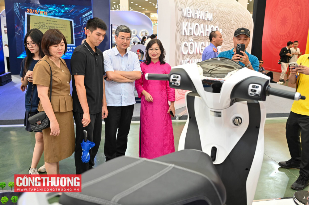 Người dân quan tâm tìm hiểu về chiếc xe máy Before All của Hiệp hội Ô tô, xe máy, xe đạp Việt Nam (Vamoba) là sản phẩm make in Vietnam, tỷ lệ nội địa hóa 65%, hướng đến tỷ lệ nội địa hóa 90% năm 2026