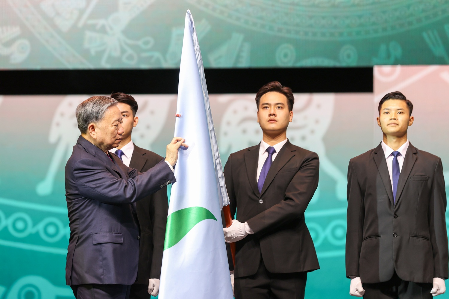 Petrovietnam đón nhận Huân chương Lao động hạng Nhất Petrovietnam đón nhận Huân chương Lao động hạng Nhất