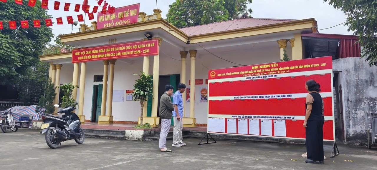 Cử tri phường Tây Hoa Lư (Ninh Bình) tìm hiểu danh sách, tiểu sử và chương trình hành động của các ứng cử viên được niêm yết tại khu vực bỏ phiếu.