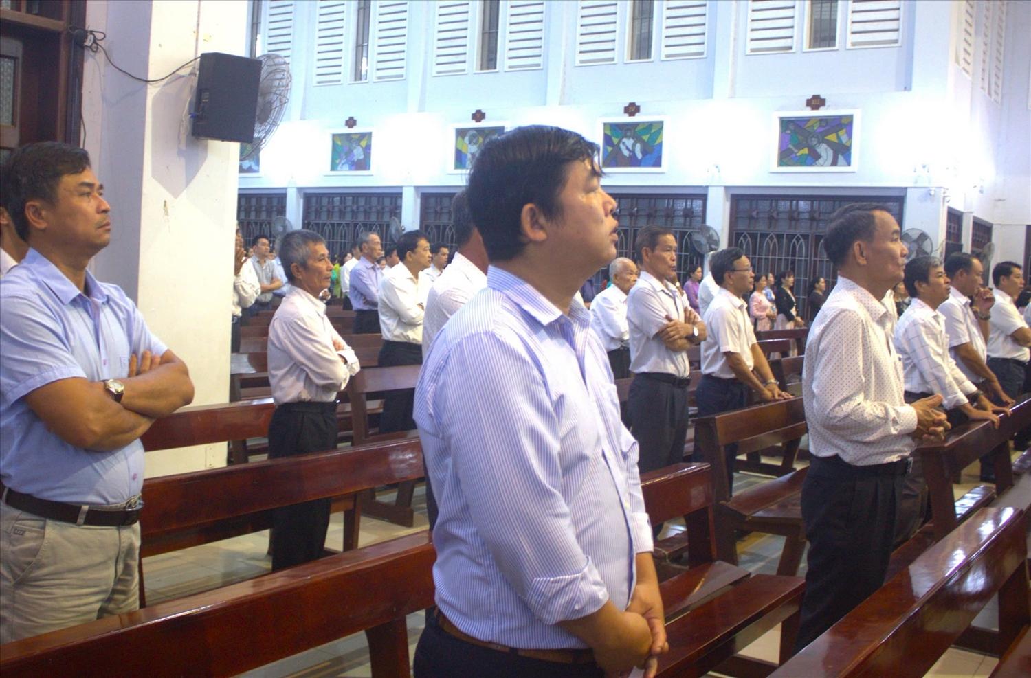 Buổi lễ hôm nay tâm trạng của bà con vui hơn vì sau đó sẽ đi bỏ phiếu bầu cử, nhằm lựa chọn những người đủ đức, đủ tài vào Quốc hội khóa XVI và HĐND các cấp