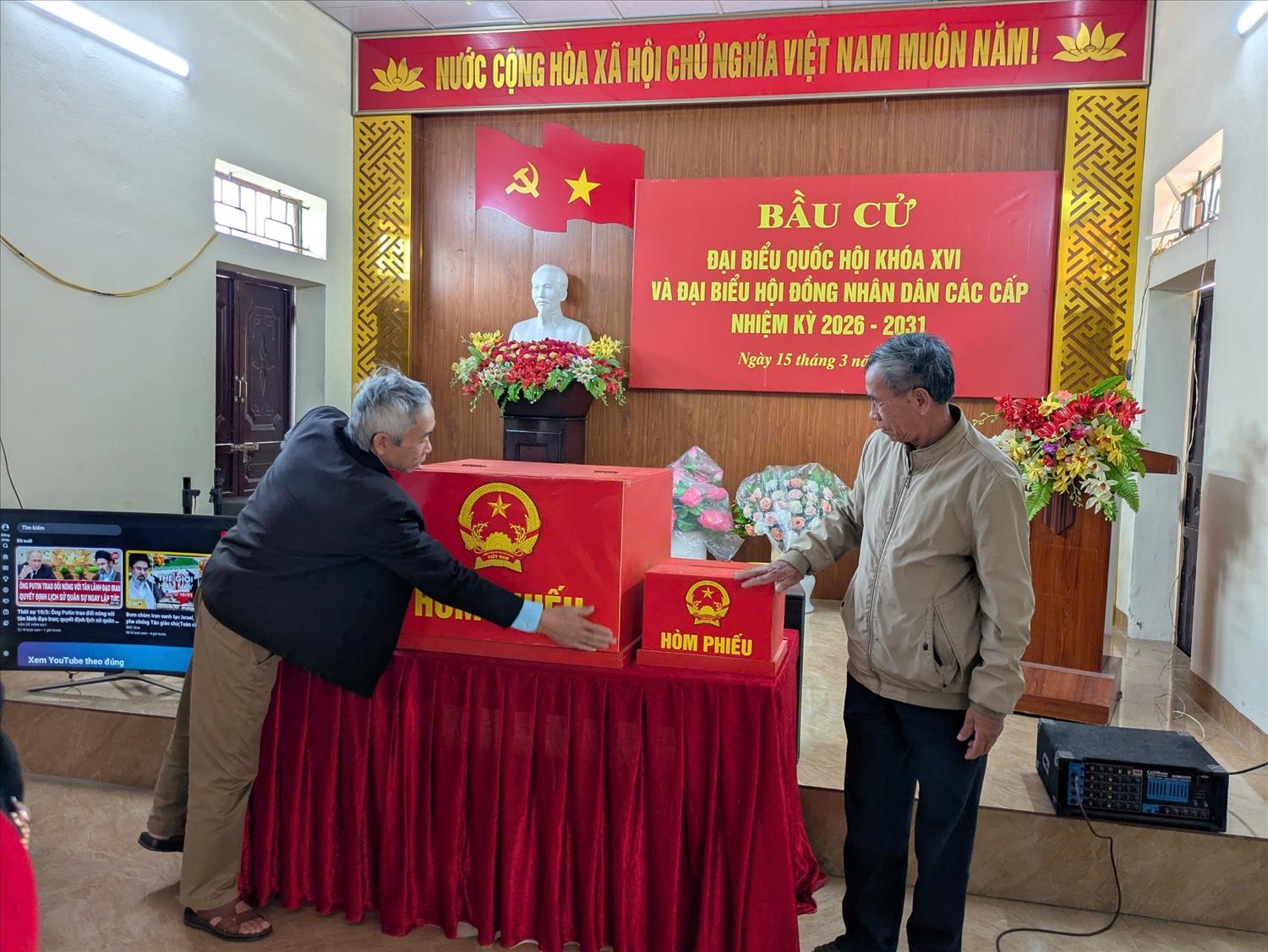 Tổ bầu cử số 15, phường Hoa Lư rà soát hòm phiếu, chuẩn bị cơ sở vật chất phục vụ ngày bầu cử.