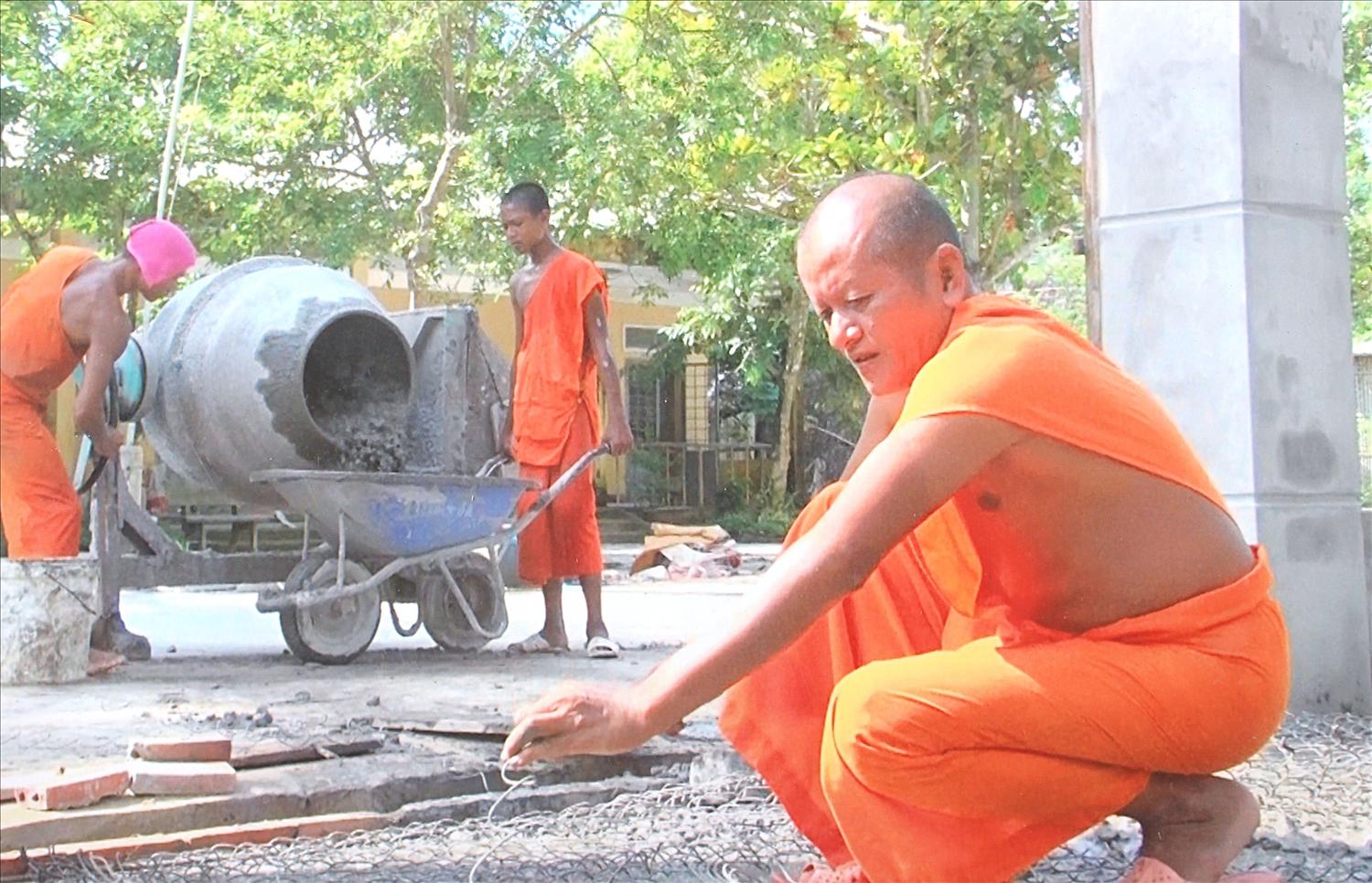 Thượng tọa Hà Văn Phụng đang gieo niềm tin trên phum sóc bằng những việc làm ý nghĩa, thiết thực vì dân sinh